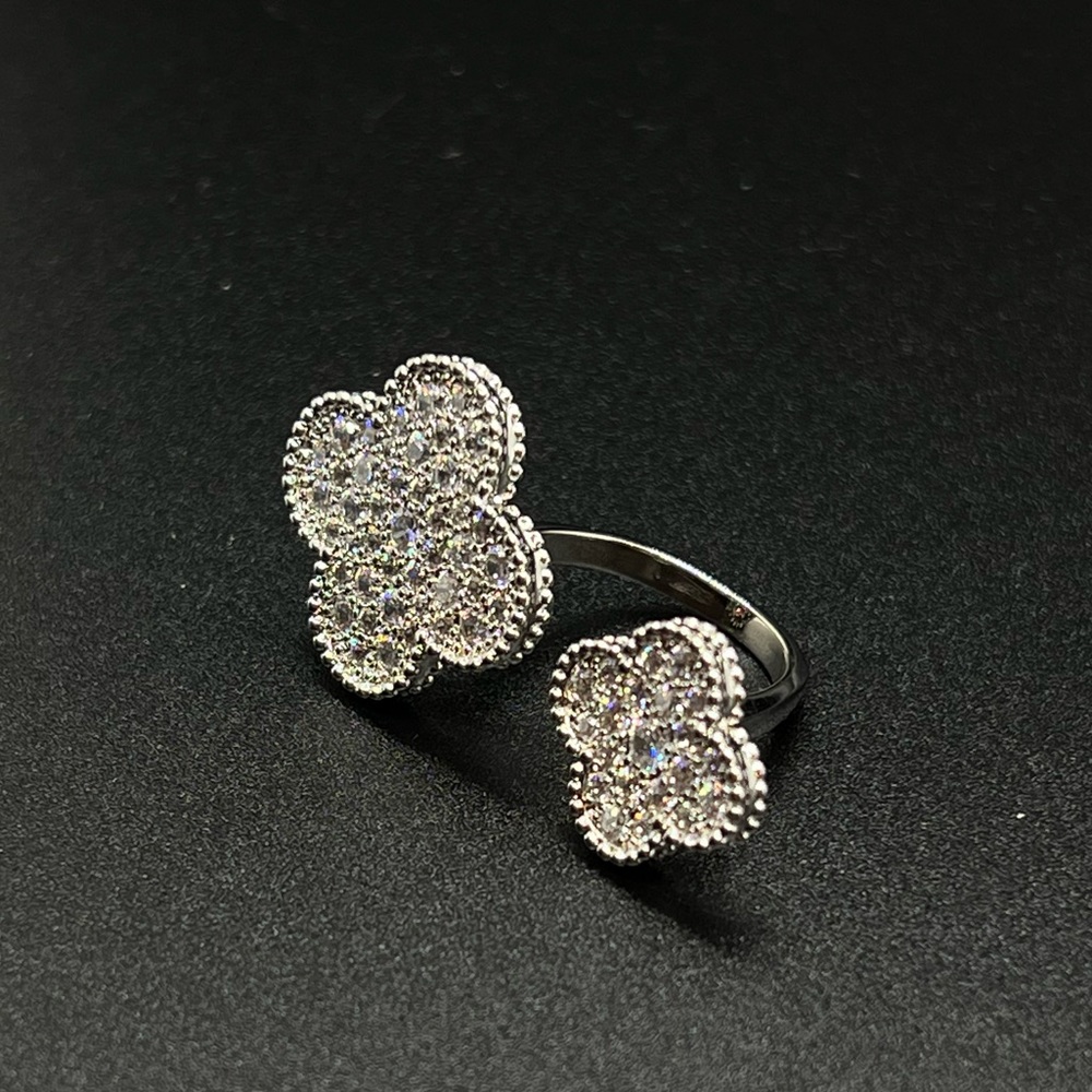 VCA Clover Motif Ring. Silver 925 / 18k White Gold plating. CZ Crystals.